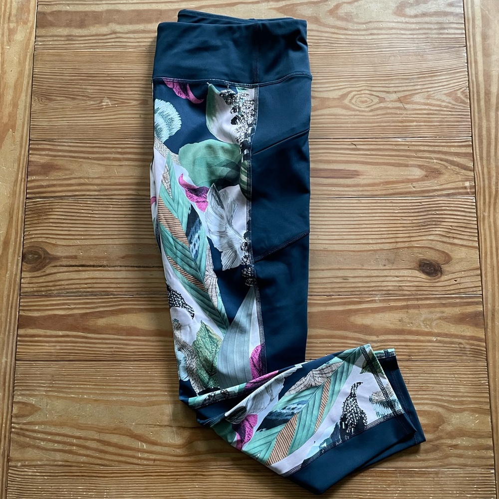 Mid- Rise 7/8 Athleta leggings with zipper pockets in size Large